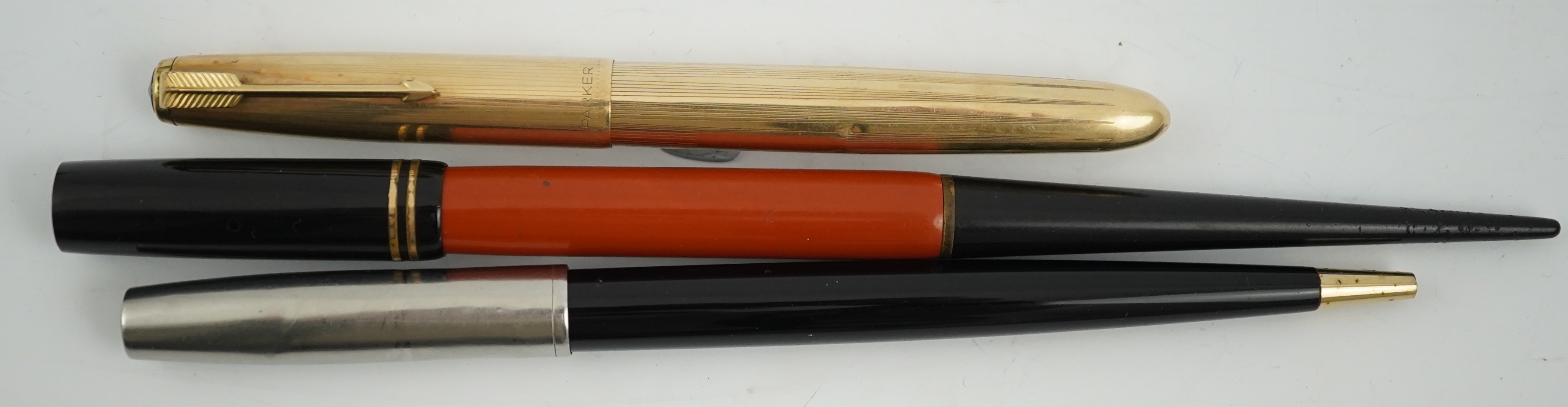 A Parker Duofold pen with desk base plus '51' desk pens, etc. (4)